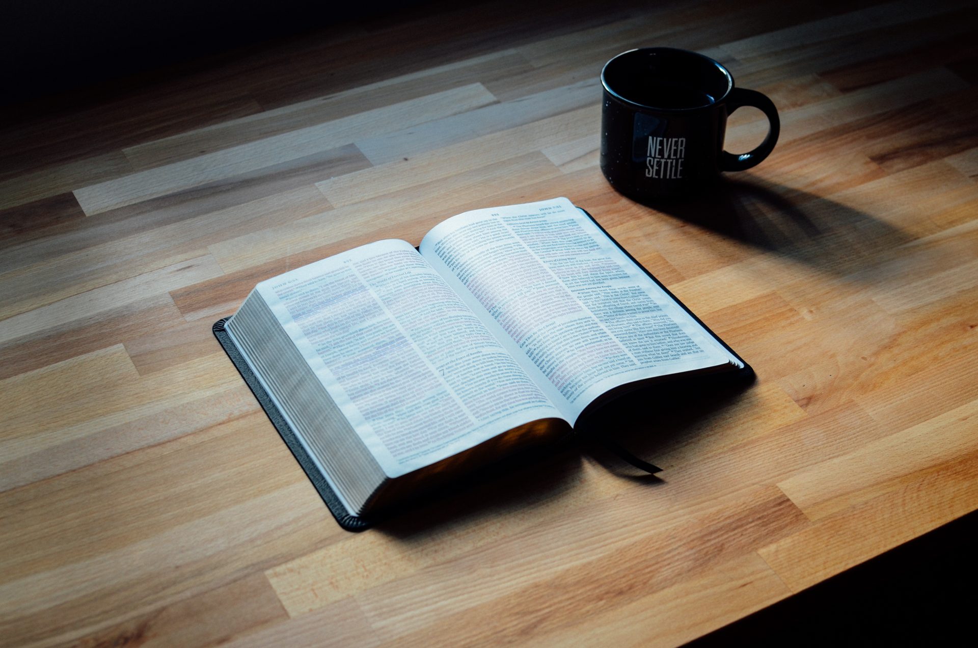 8 Razones Para Amar La Sana Doctrina - Una foto de la Biblia
